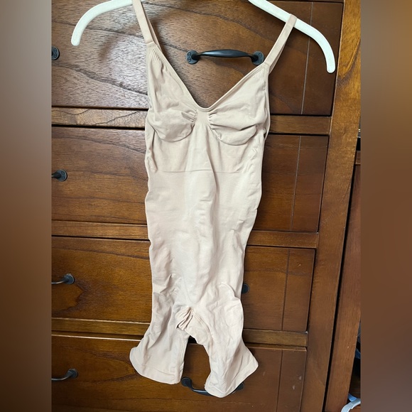 SKIMS Sculpting Bodysuit Mid Thigh with Open Gusset, L/XL, Clay - Picture 3 of 8